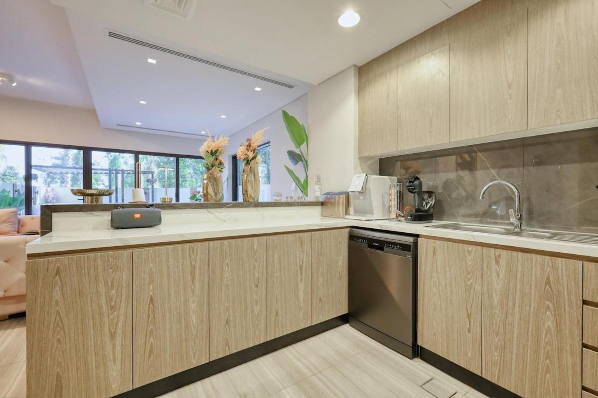 Stunning 4 Bed Villa, Private Pool, Damac Hills Dubai Exterior photo